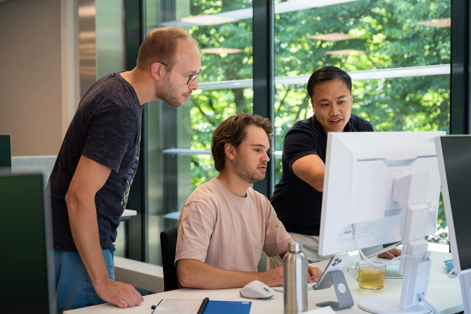 Jeroen Jay en Niels kijken op een scherm