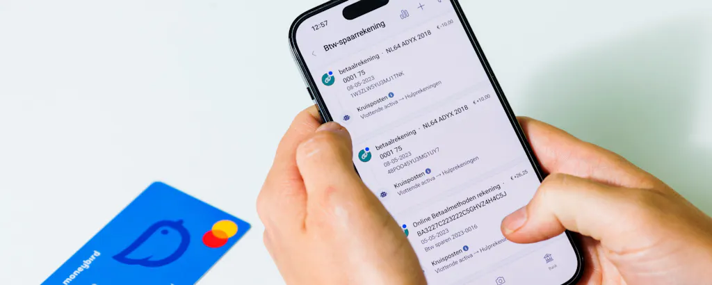 Mobiele telefoon met betaalpas en handen en mobiele app
