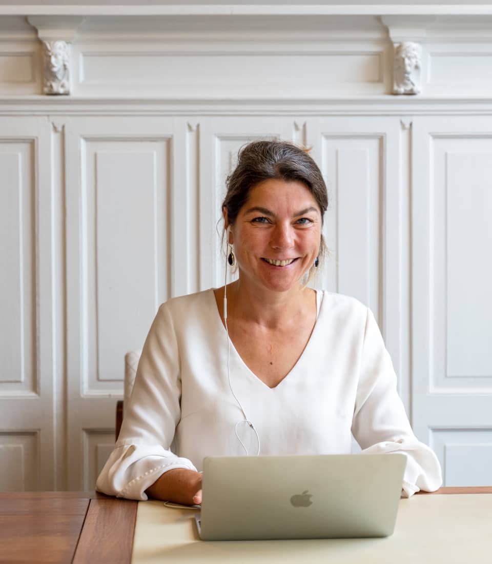 Marieke achter haar laptop