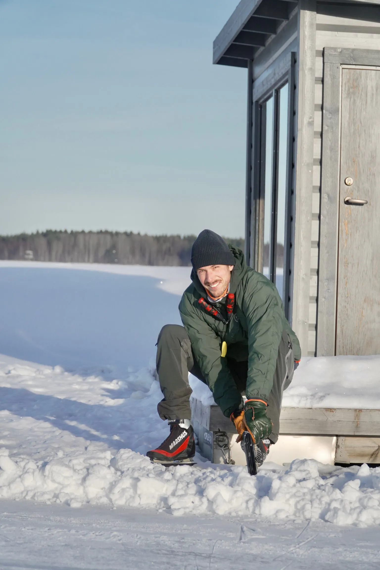 Ralph van BEAT expeditions trekt een schaats aan