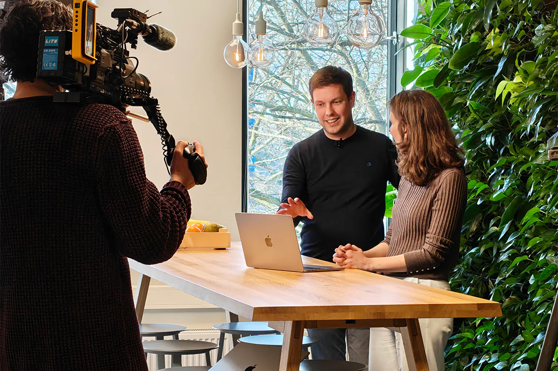 Edwin Vlieg wordt door de NOS geïnterviewd over hoe we bij Moneybird AI inzetten om de developtijd te verminderen.
