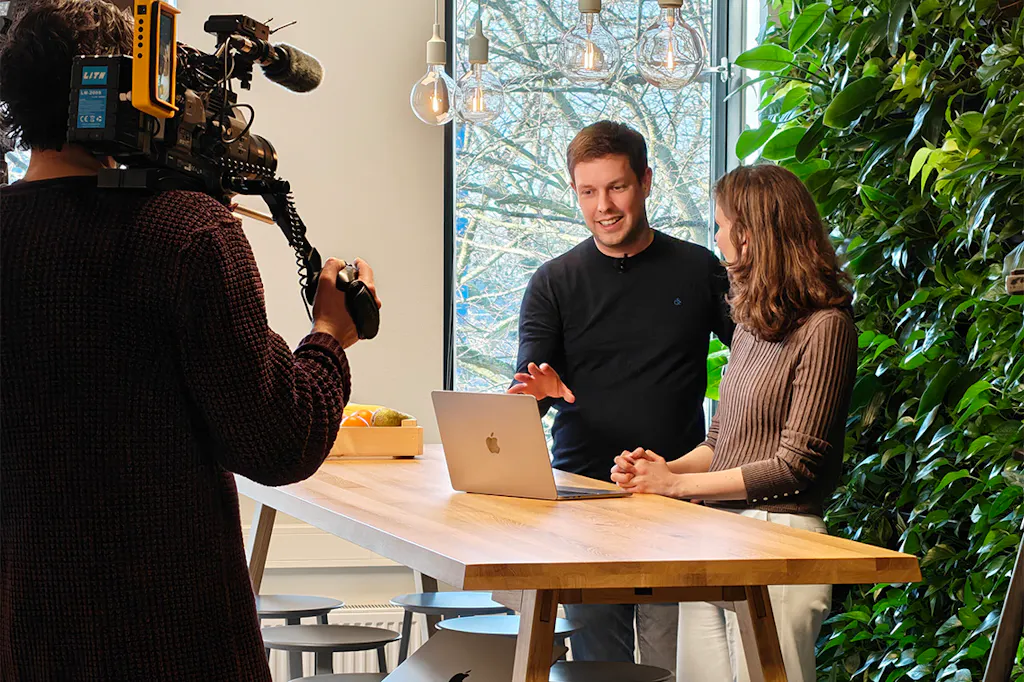 Edwin Vlieg wordt door de NOS geïnterviewd over hoe we bij Moneybird AI inzetten om de developtijd te verminderen.