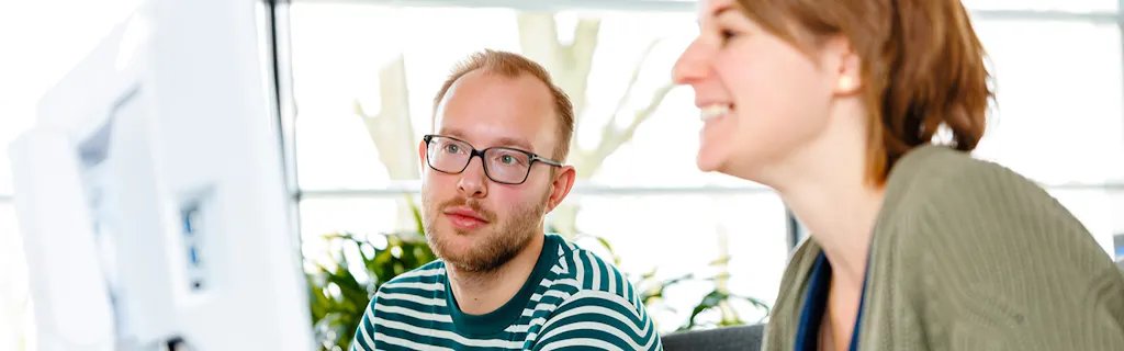 Twee personen die samenwerken