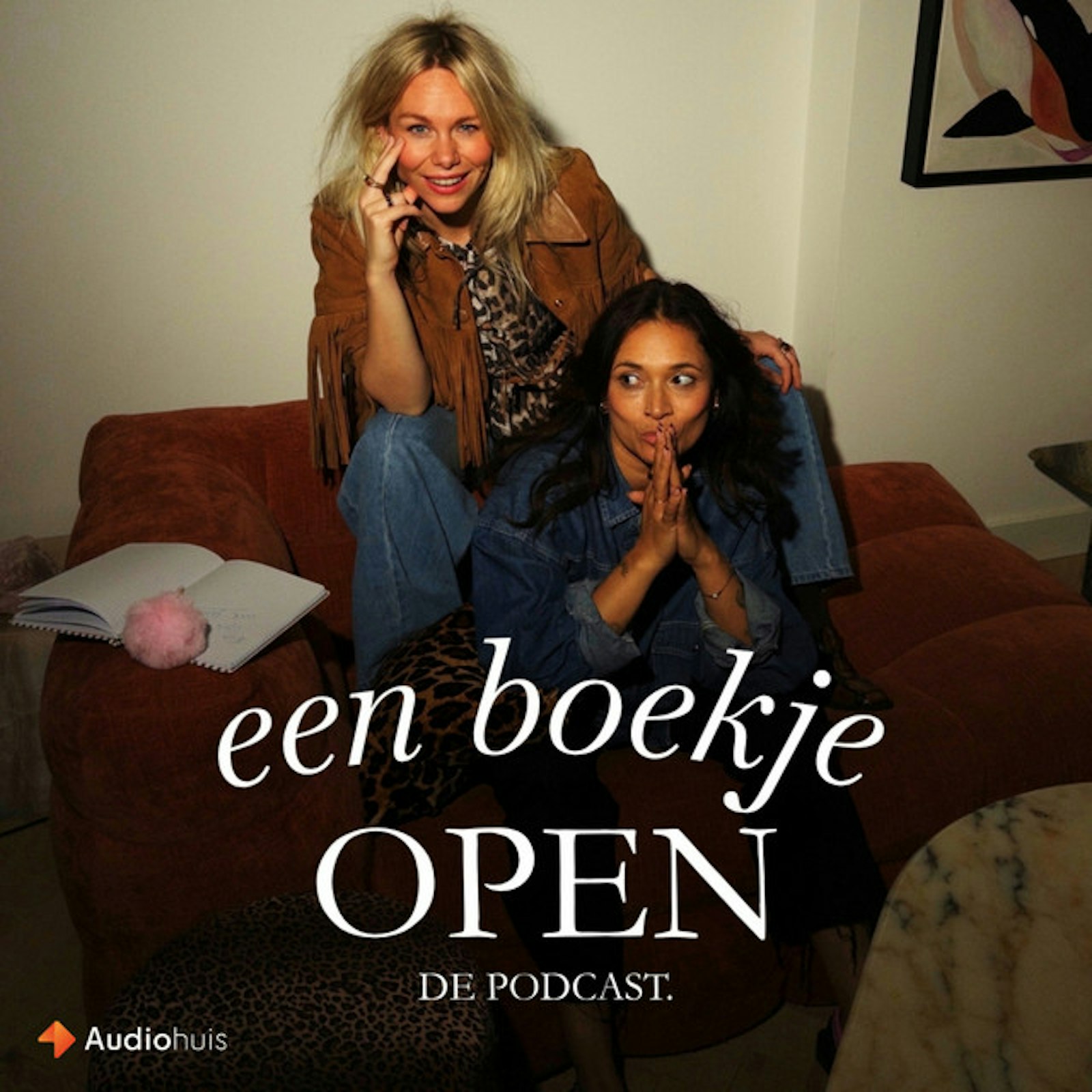Bobbie en Rachel hosts van de podcast een boekje open