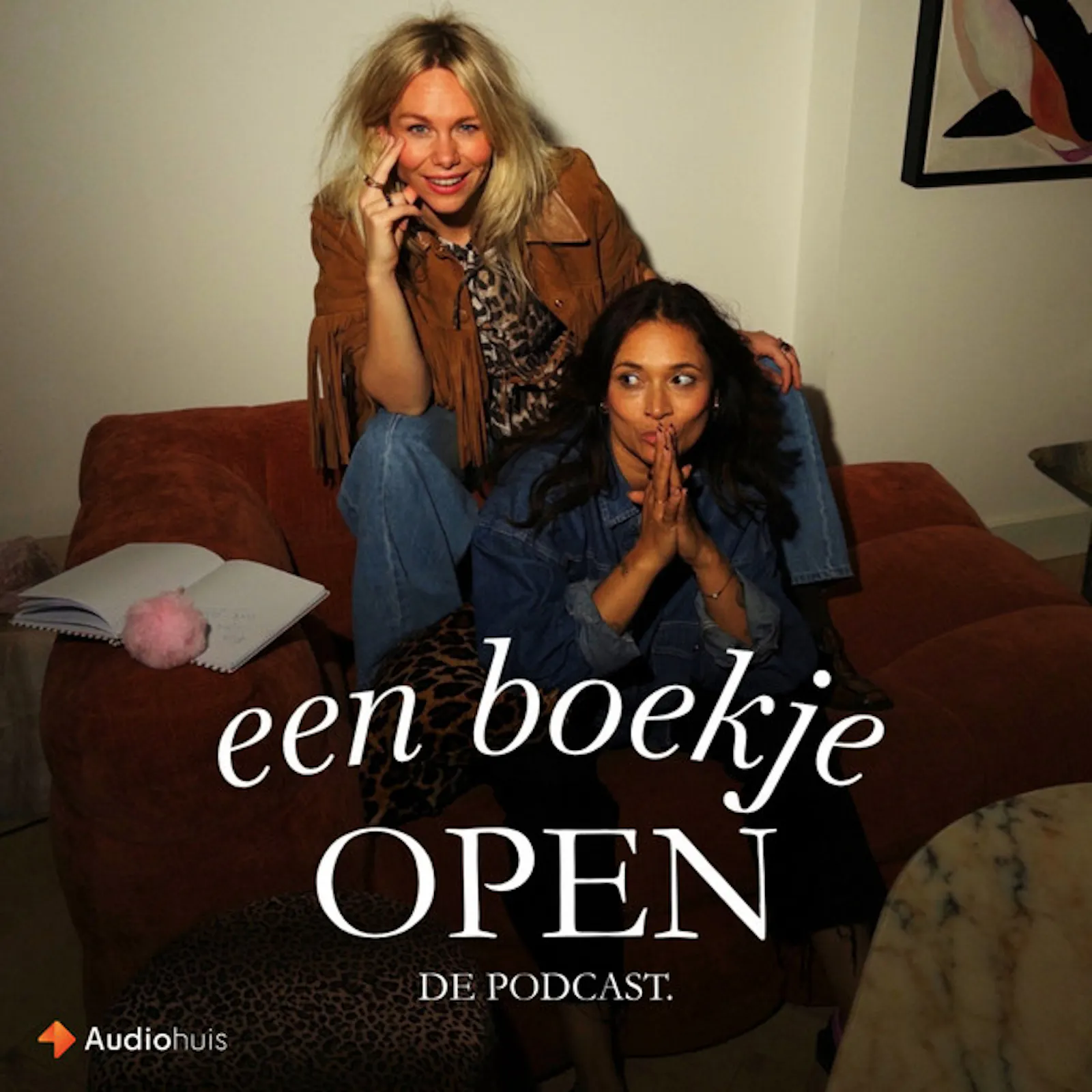 Bobbie en Rachel hosts van de podcast een boekje open