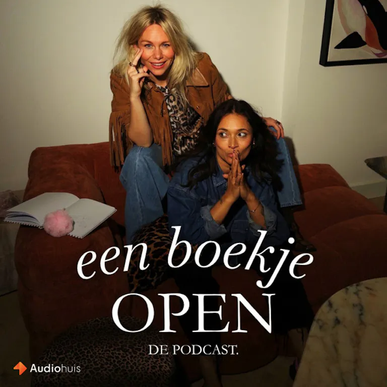 Bobbie en Rachel hosts van de podcast een boekje open