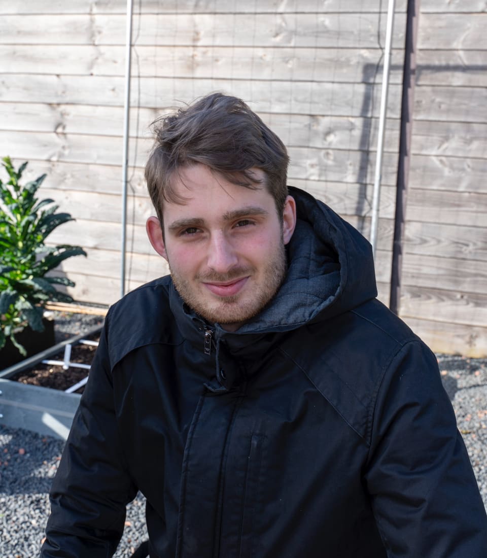 Jelle lacht in de camera