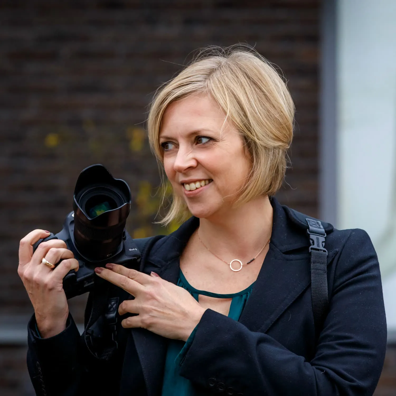 Indra kijkt lachend weg van de camera