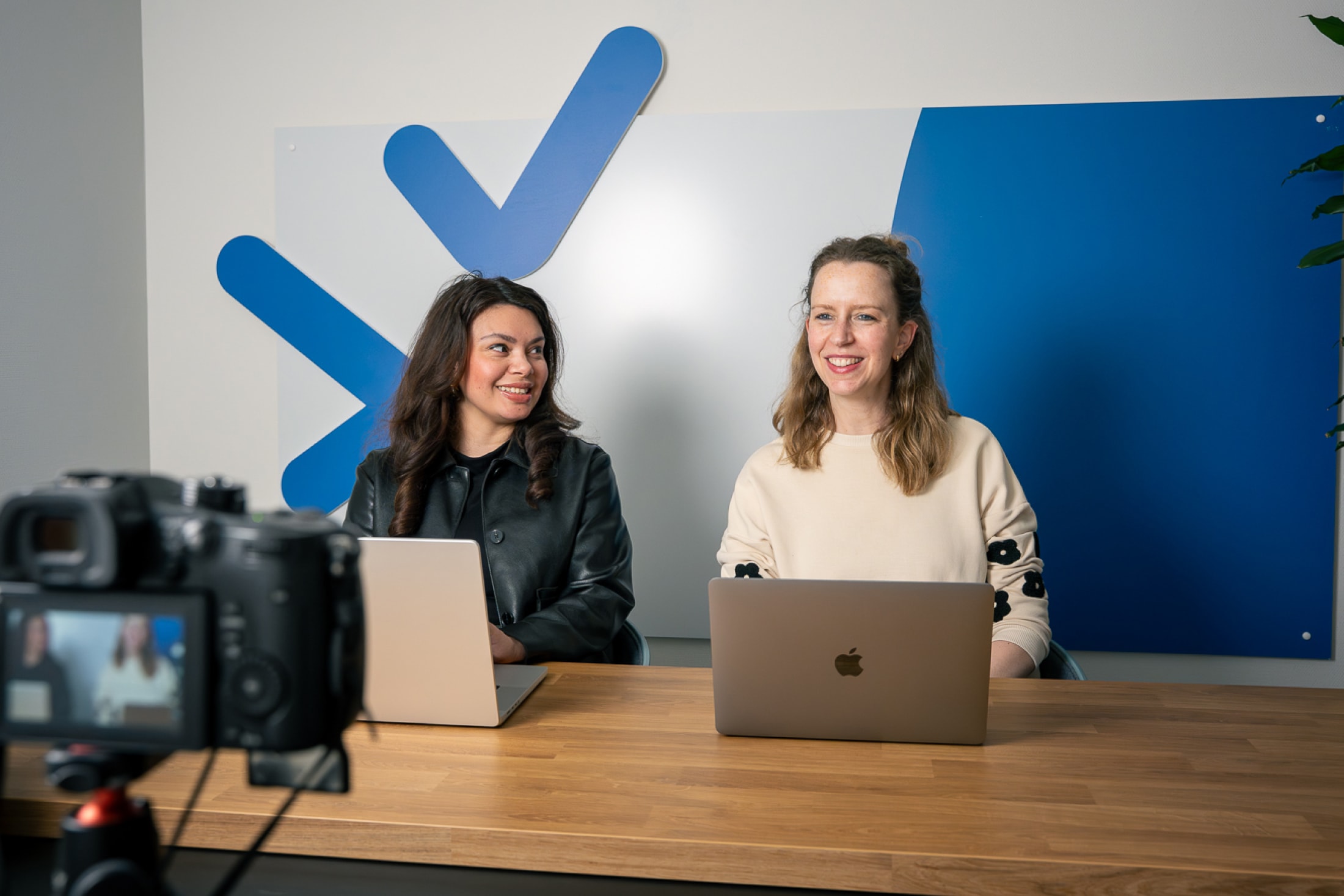 Gladys en Liesbeth zitten achter laptop livesessie
