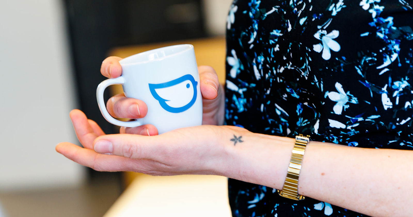 Handen van Liesbeth met een kopje koffie