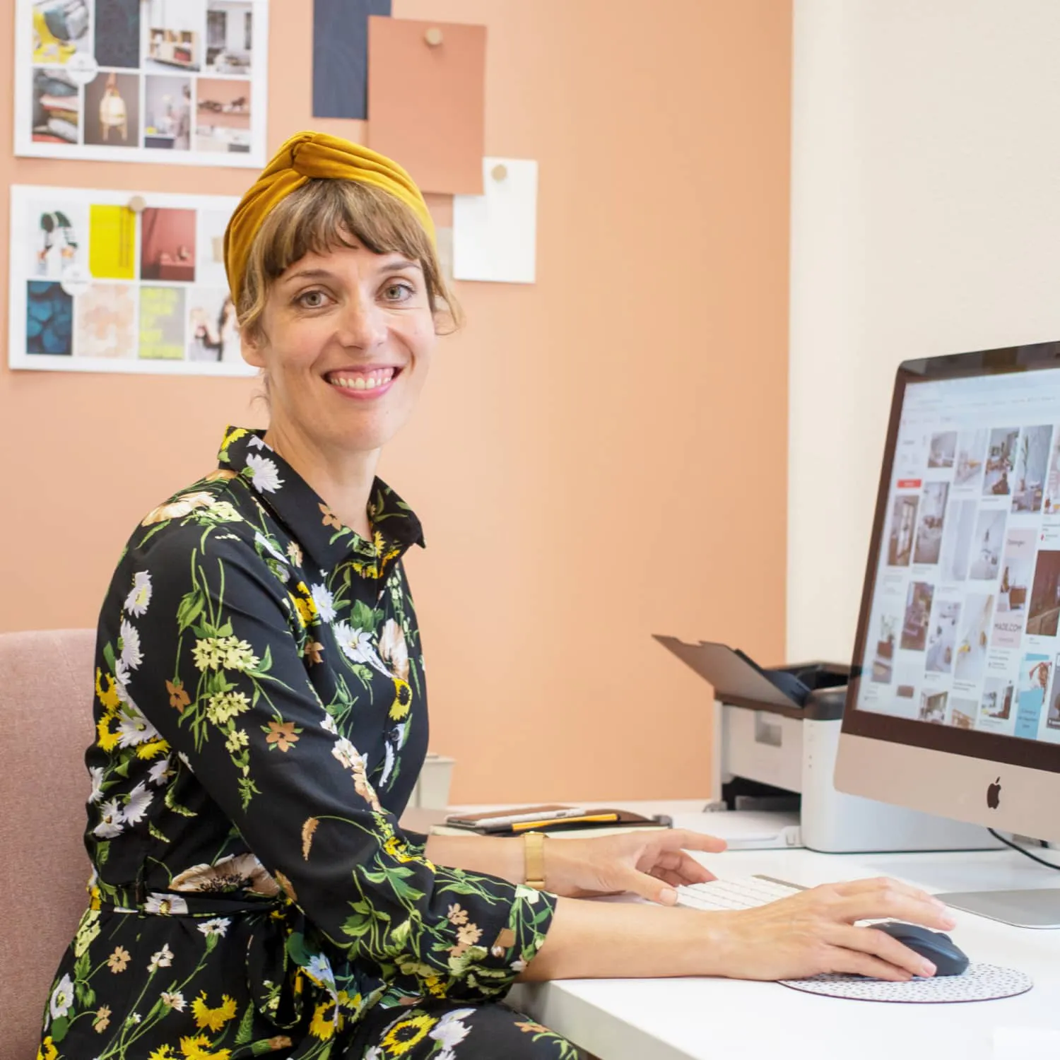 Jenny werkt achter haar computer