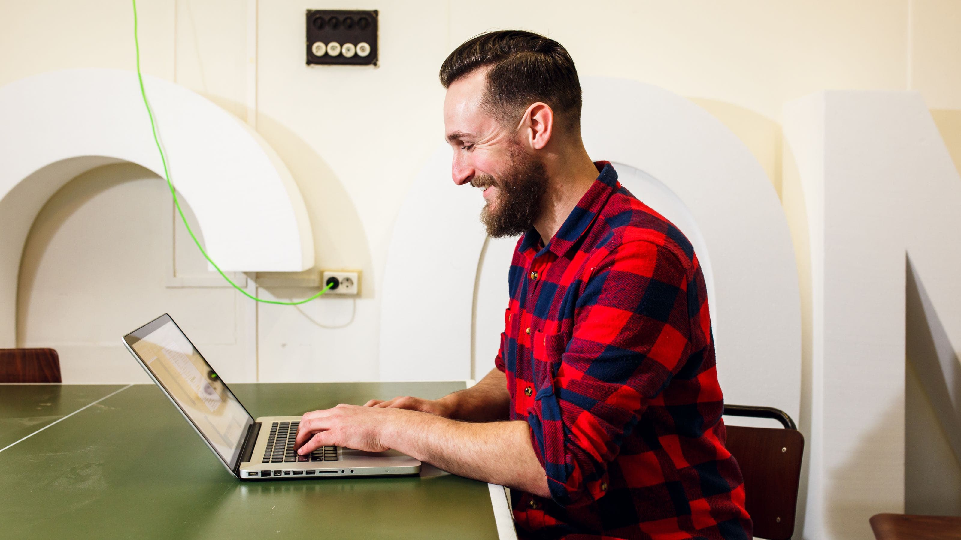 Ondernemer Rens achter zijn laptop