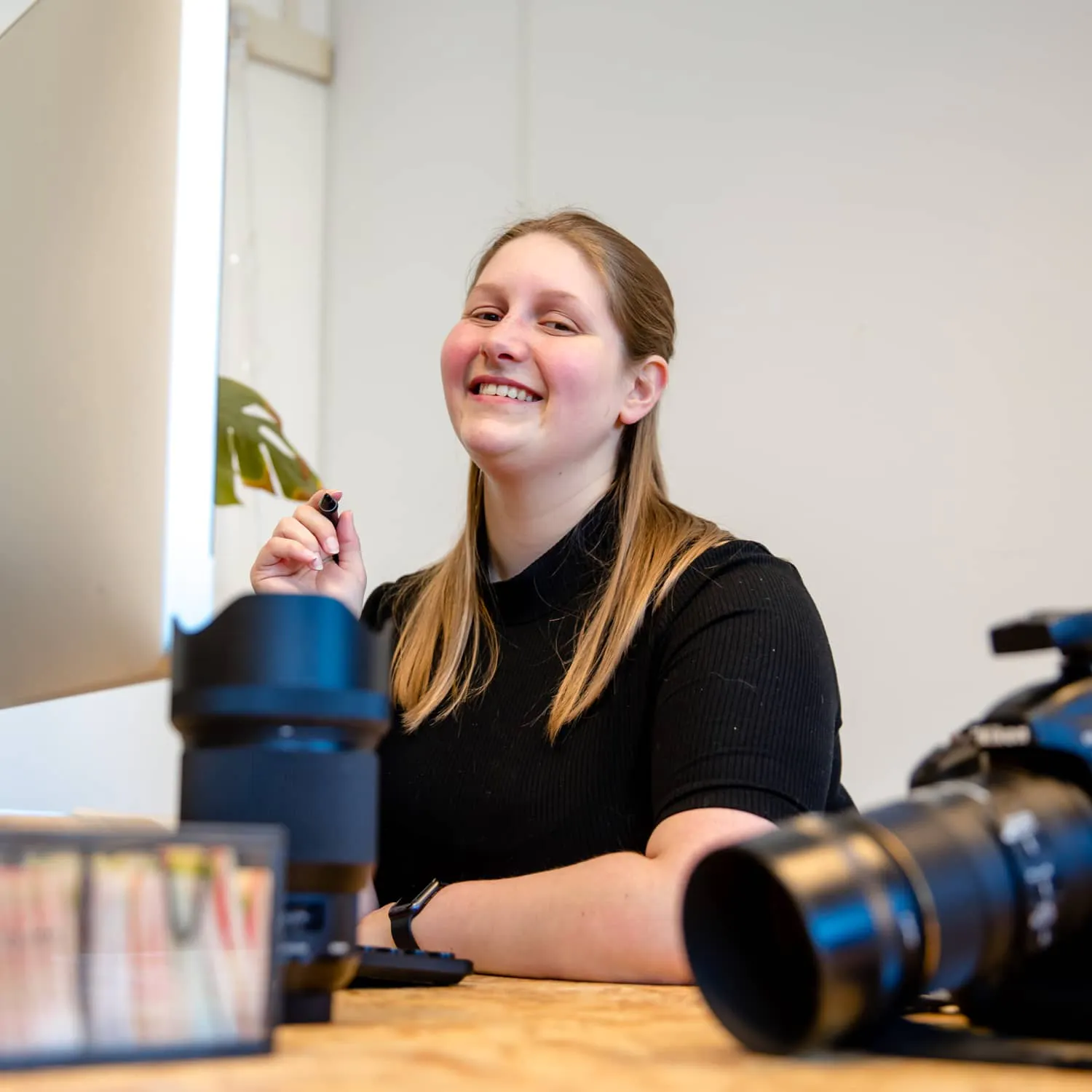 Jasmijn lacht in de camera