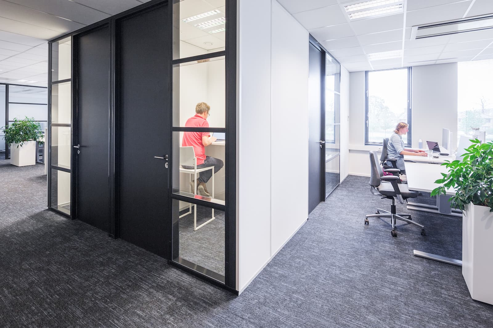 Werkplekken op het kantoor