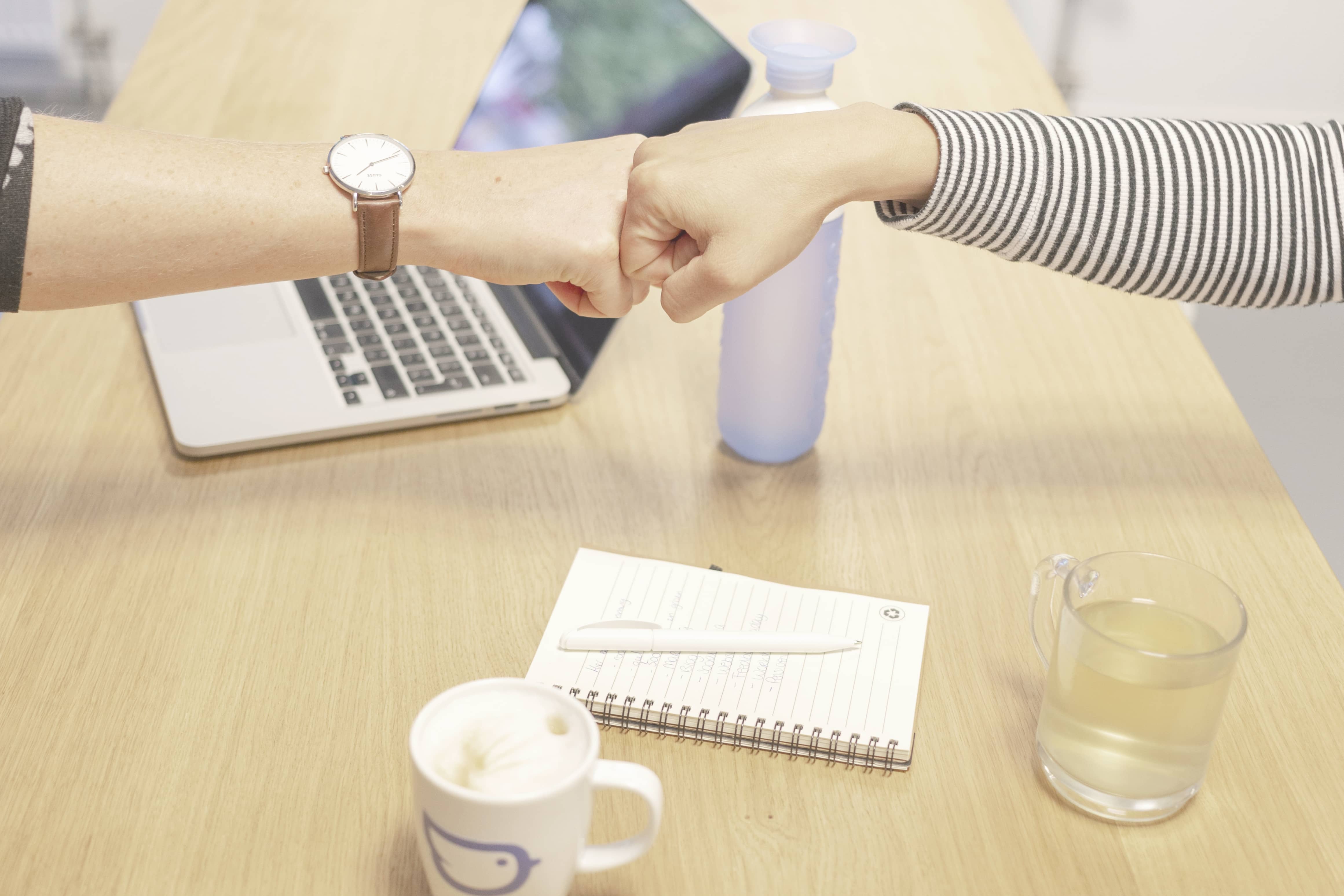 Twee handen doen de boks