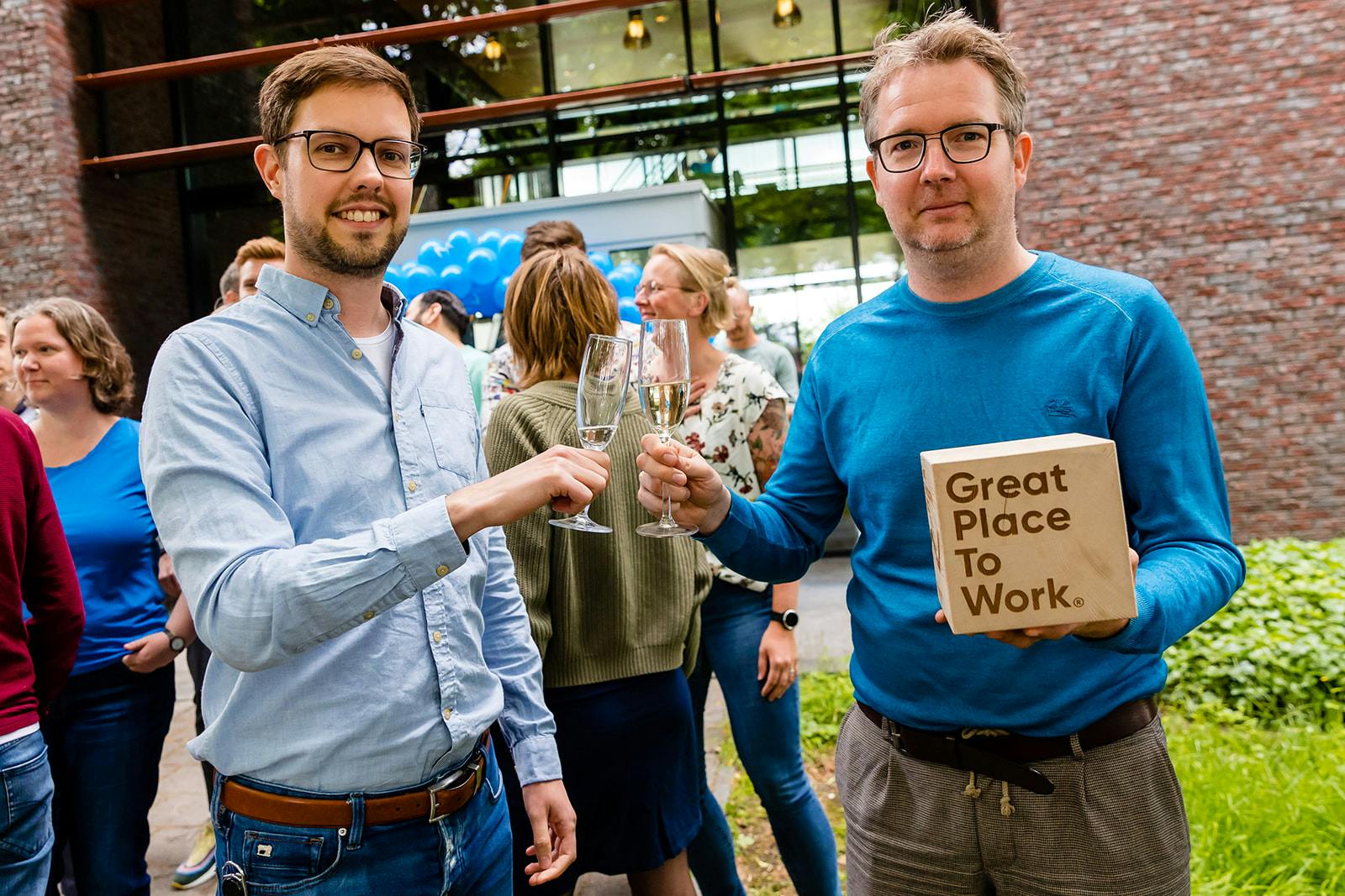 Edwin en Joost proosten op de uitslag