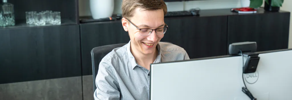 Chiel lachend achter zijn laptop