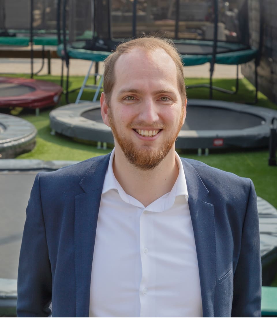 Hans kijkt lachend in de camera