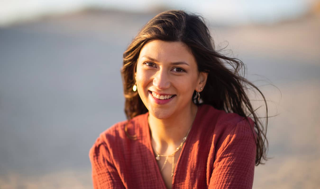 Cynthia lacht in de camera