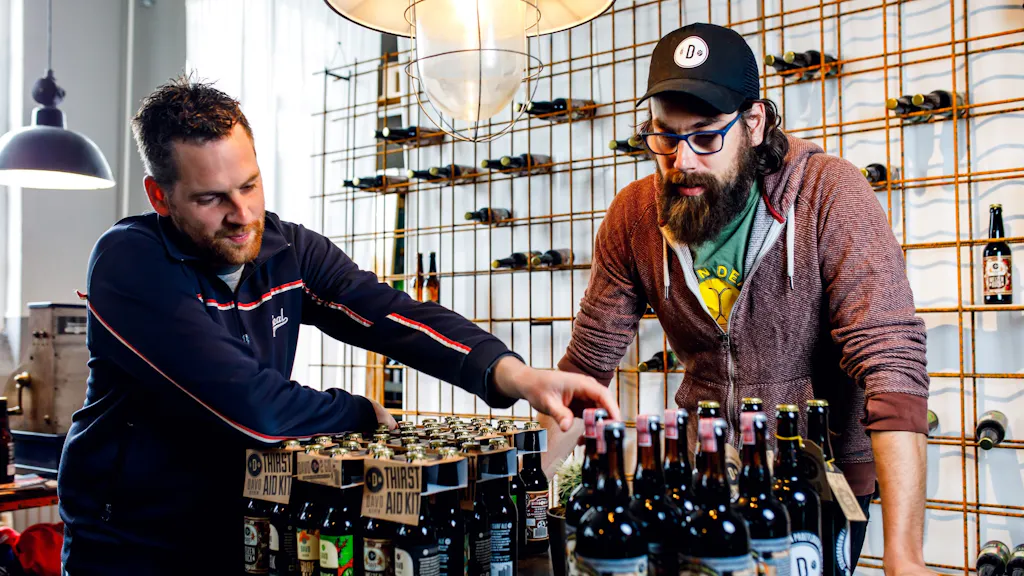 Bierbrouwer Jos presenteert zijn bier