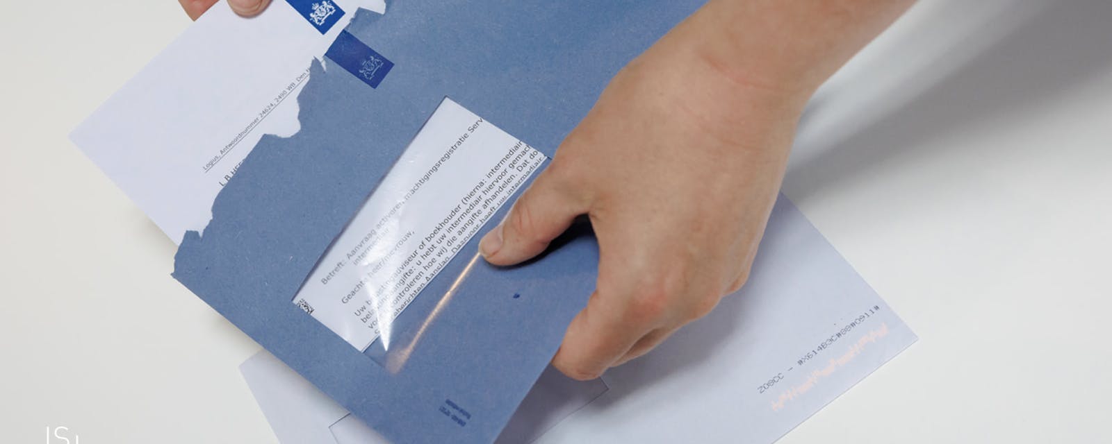 Blauwe envelop van de Belastingdienst