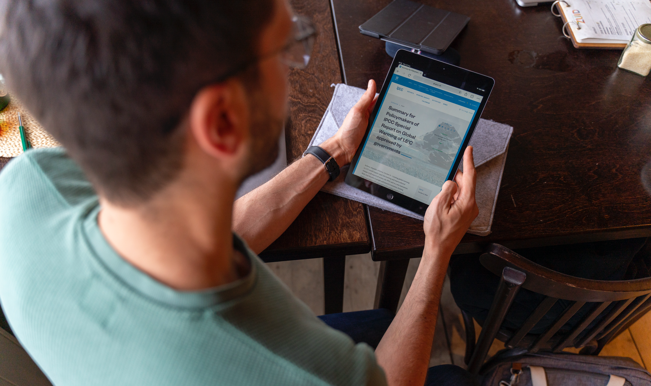 Simon leest iets op een scherm