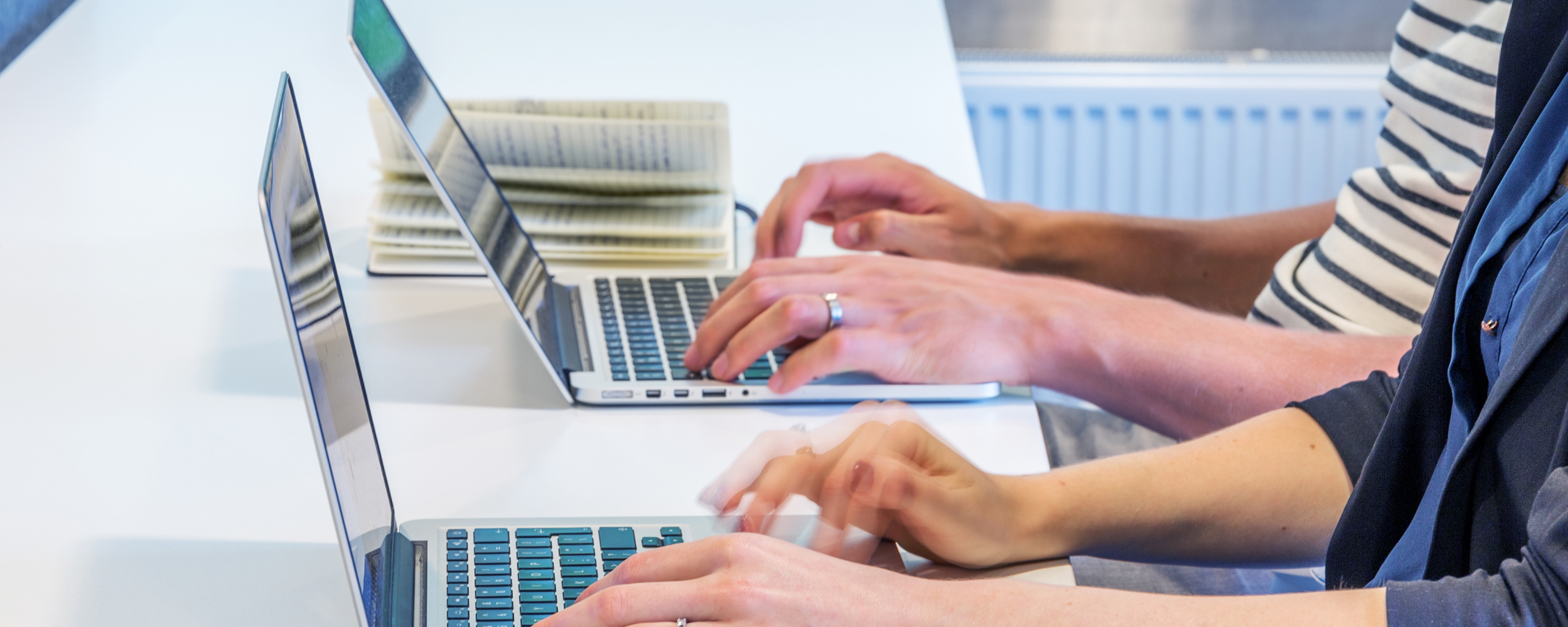 Handen aan de laptop