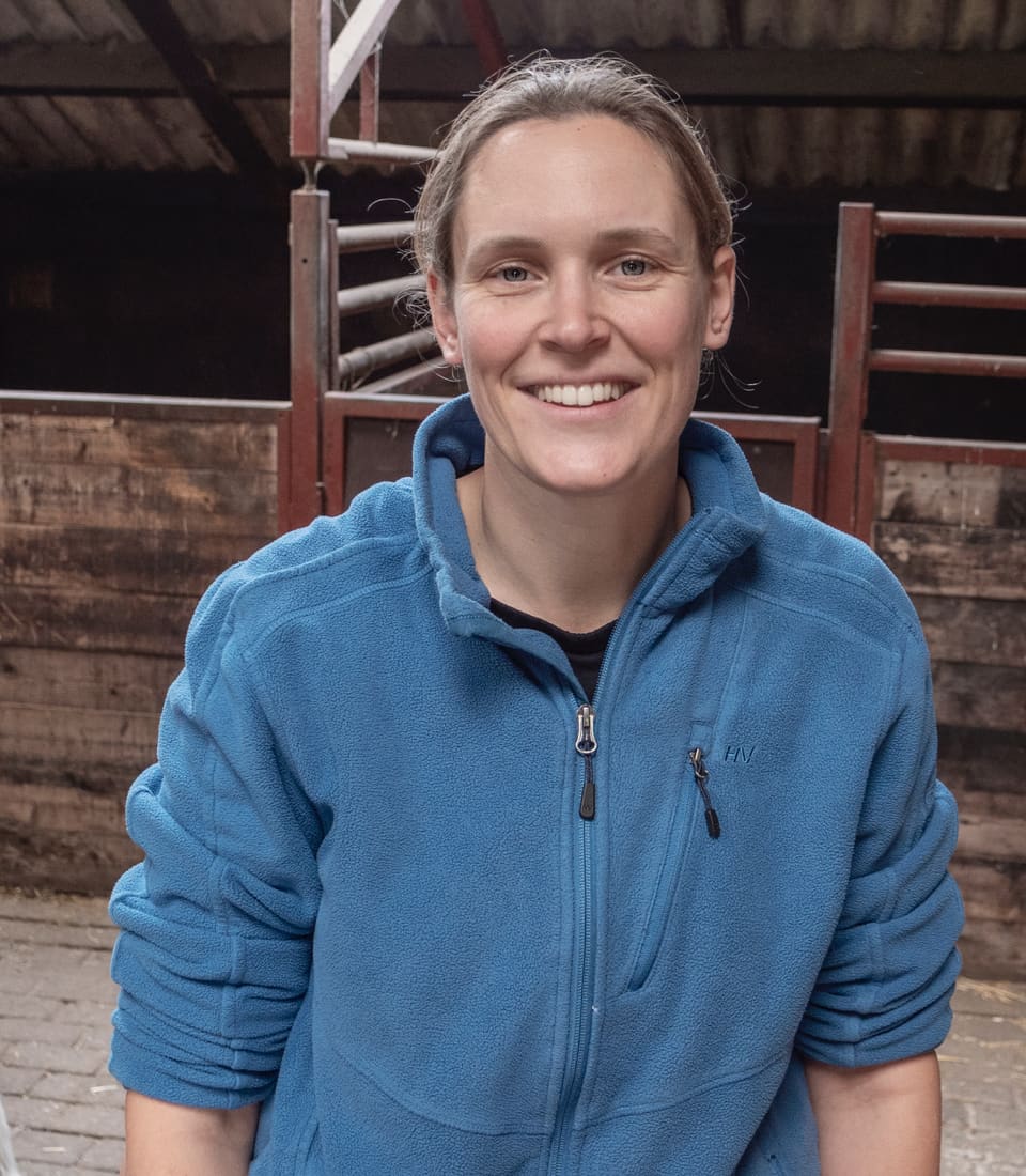 Iris kijkt lachend in de camera