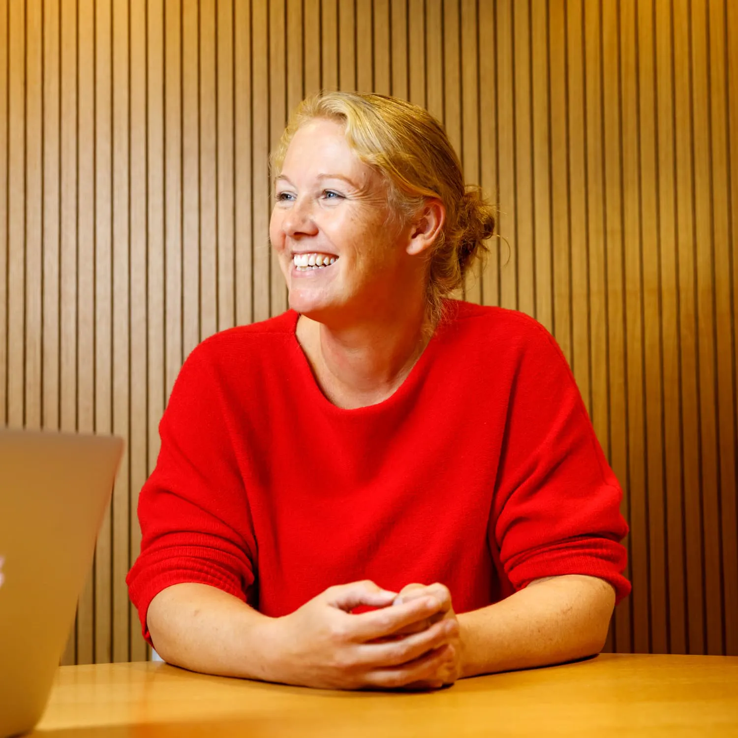Marieke kijkt lachend weg