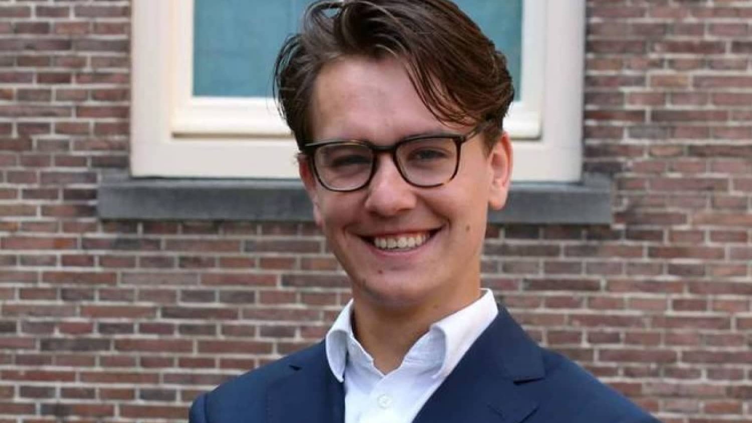 Adviseur Maarten lacht in de camera