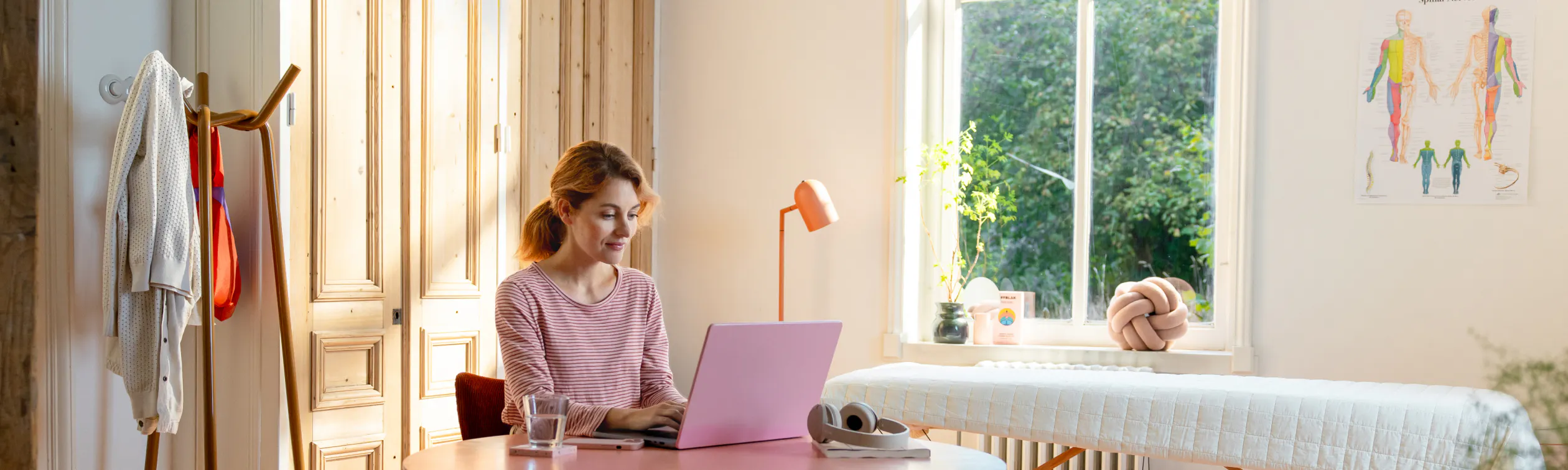 Fysiotherapeut achter haar laptop