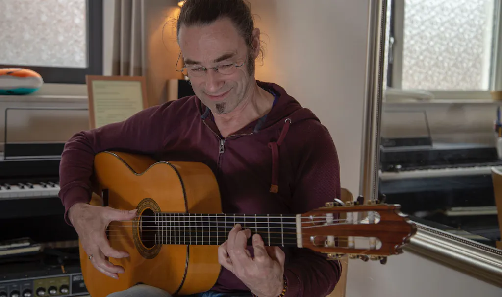 Cees speelt gitaar