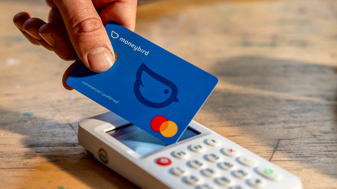 Betaalkaart met Moneybird-logo op betaalterminal