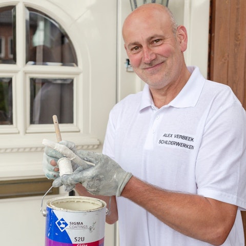 Alex lacht in de camera