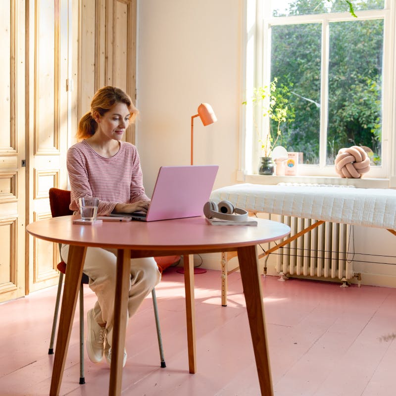 Fysiotherapeut zit achter haar laptop