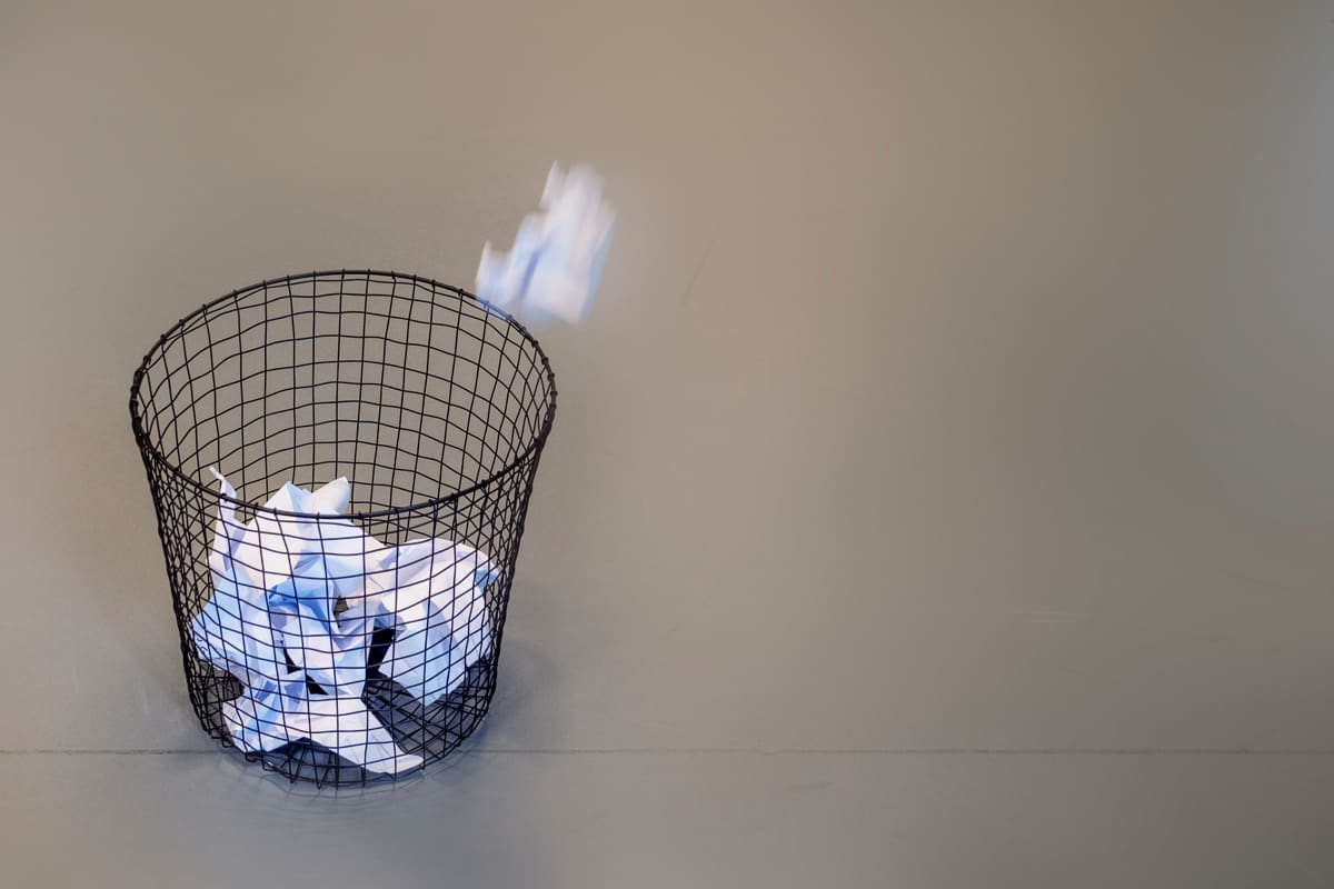 Papiertje naast de prullenbak gegooid