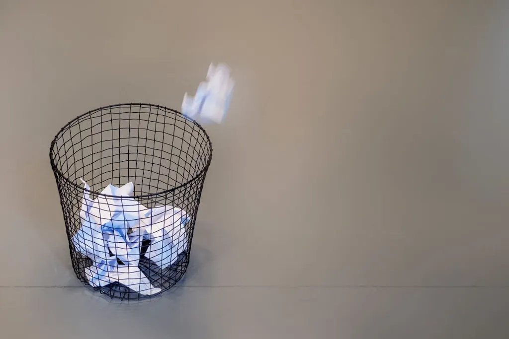 Papiertje naast de prullenbak gegooid