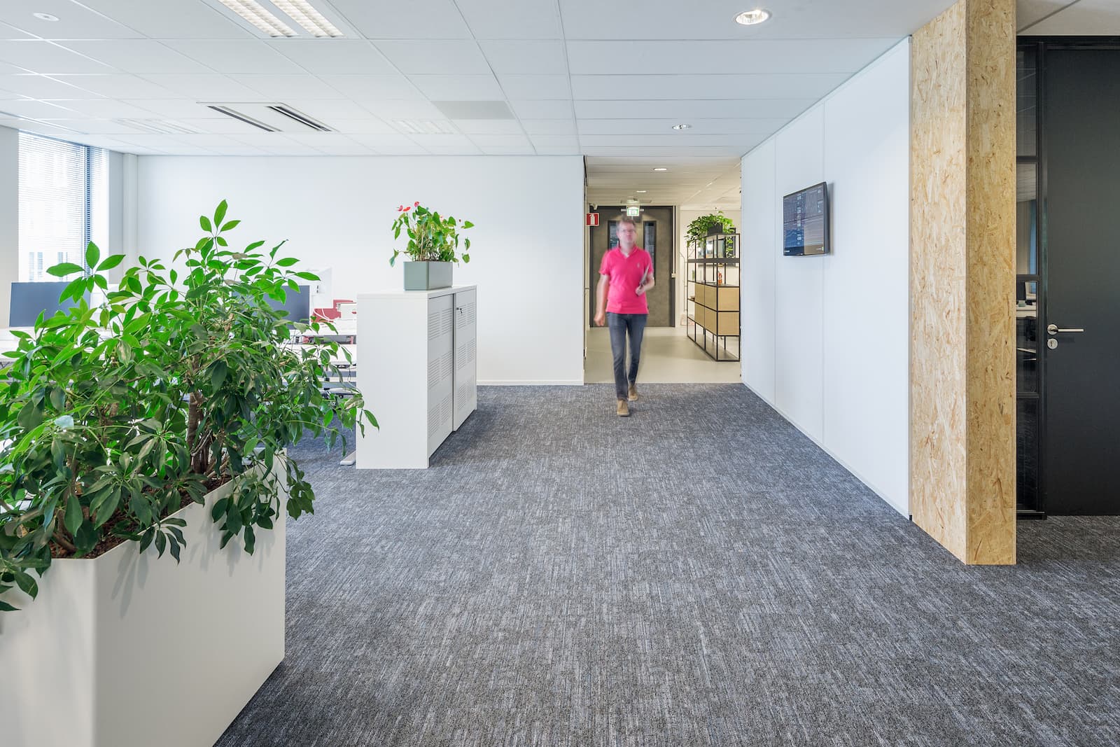 Iemand loopt in het Moneybird kantoor