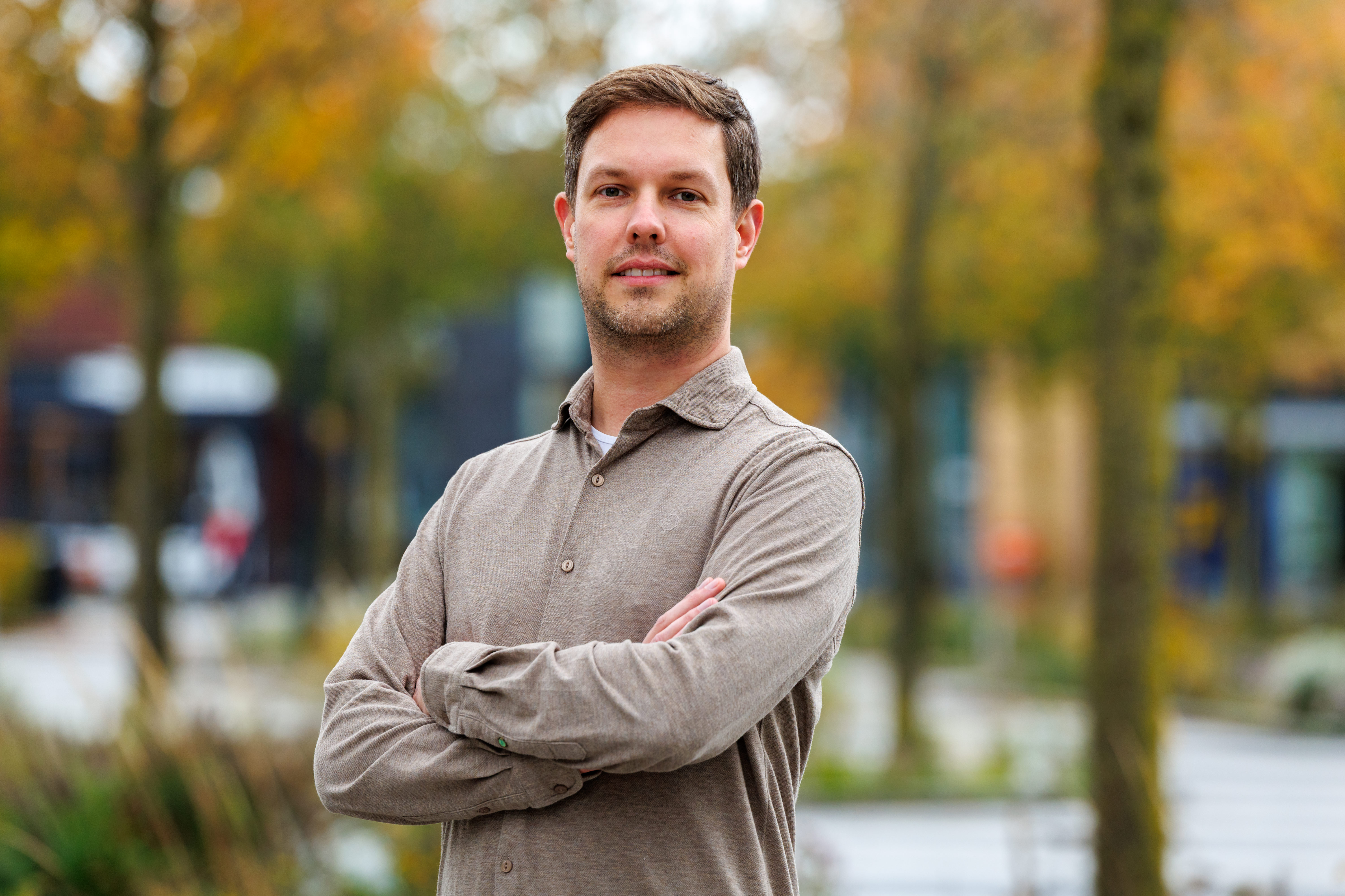 Edwin kijkt lachend in de camera