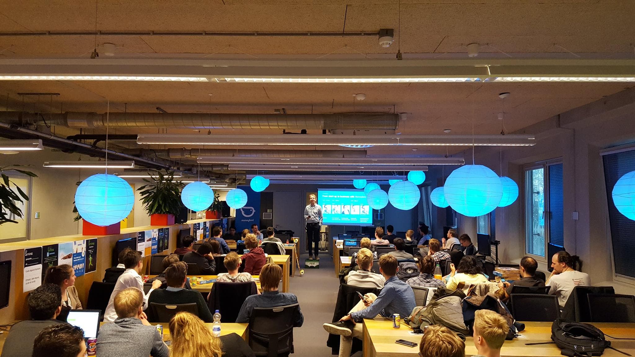 Iemand vertelt het Moneybird verhaal aan studenten