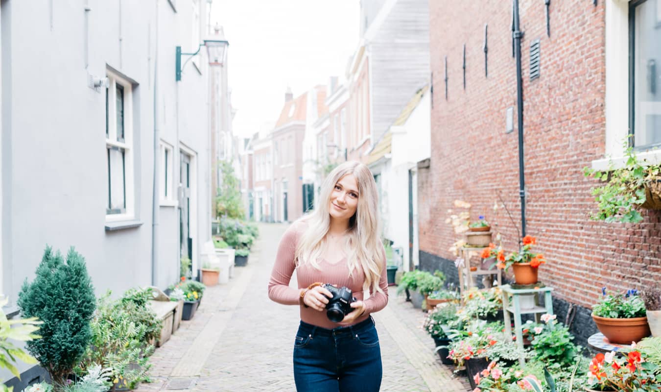 Marit staat op straat met een camera in haar hand