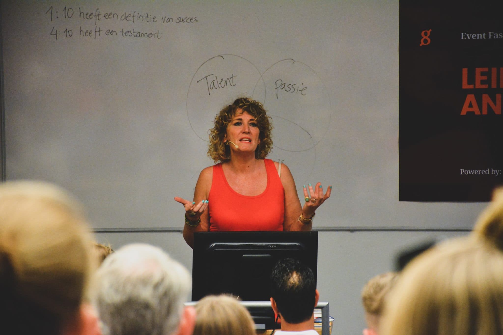 Mirjam Spitholt geeft een presentatie