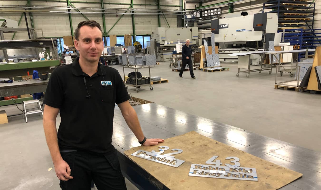 Nick kijkt in de camera