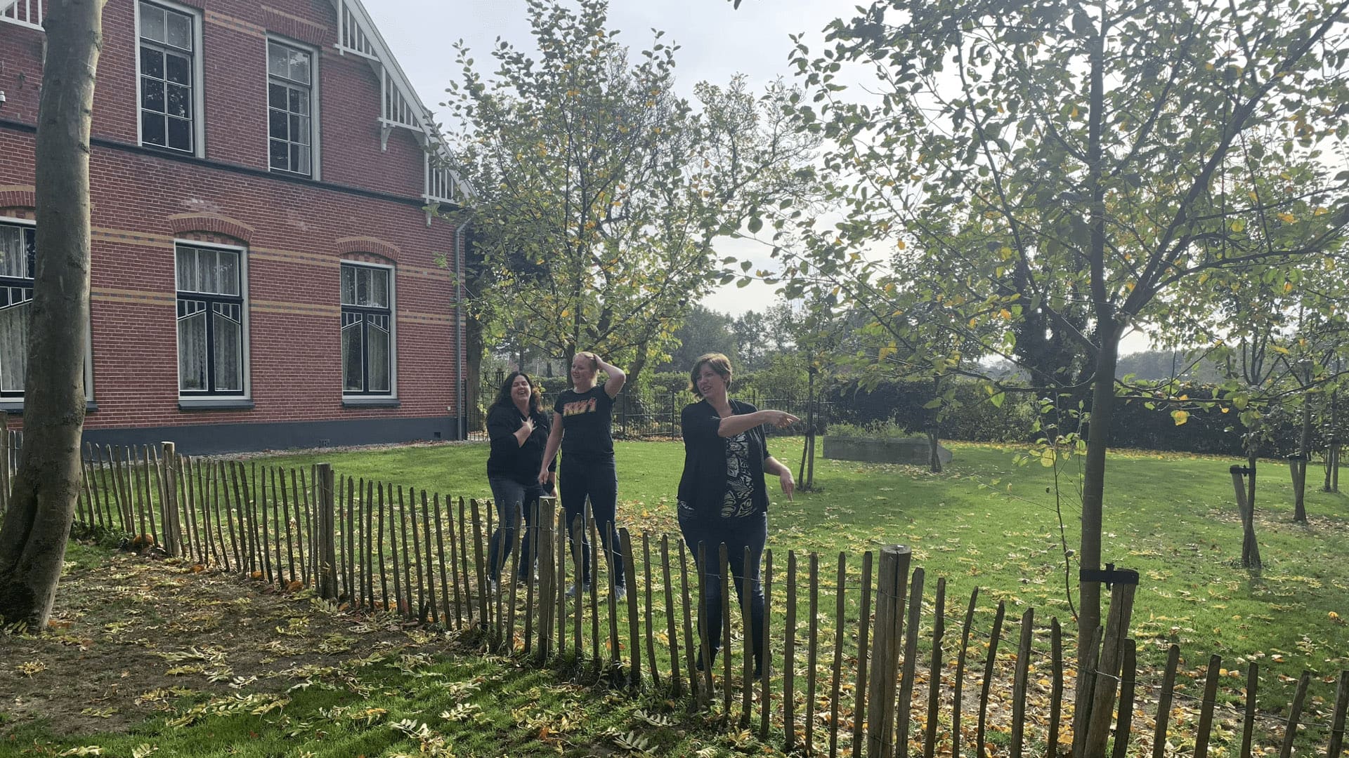 Collega's staan buiten