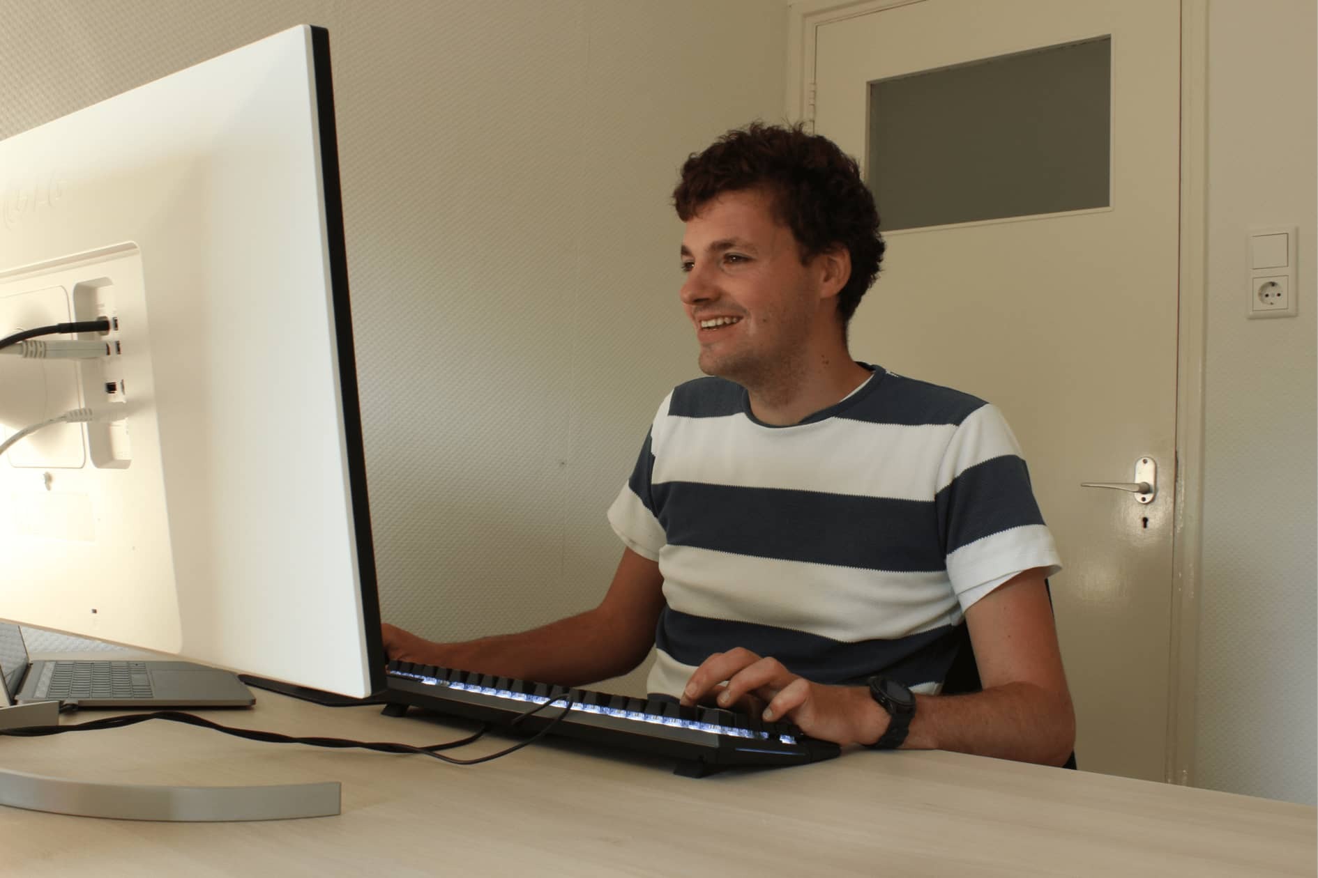 Remco thuis aan het werk voor Moneybird