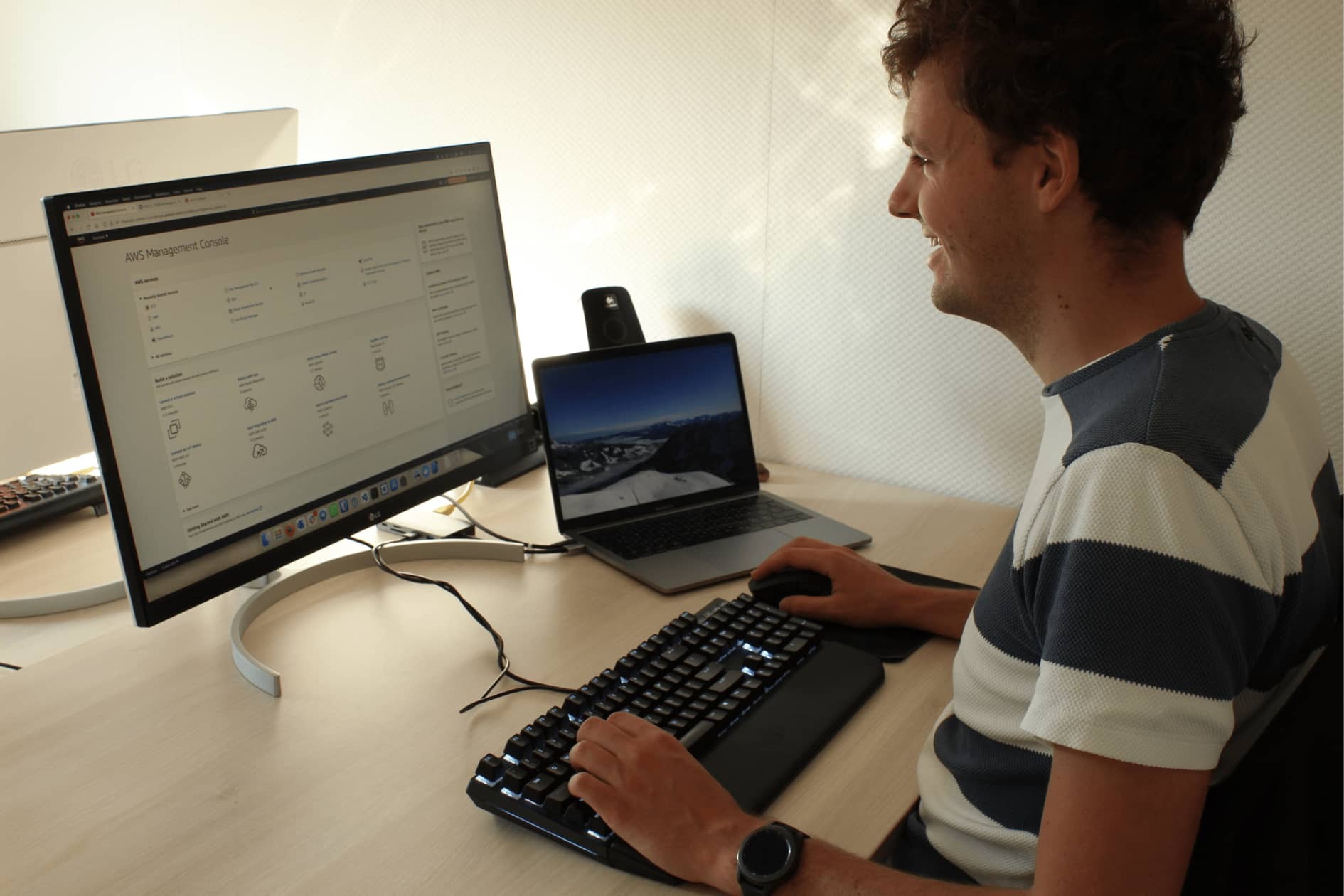 Remco achter zijn laptop