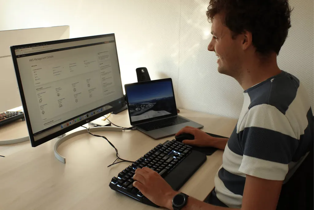 Remco achter zijn laptop