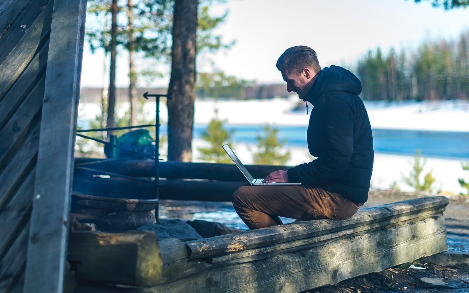 Tim zit buiten te werken in Finland