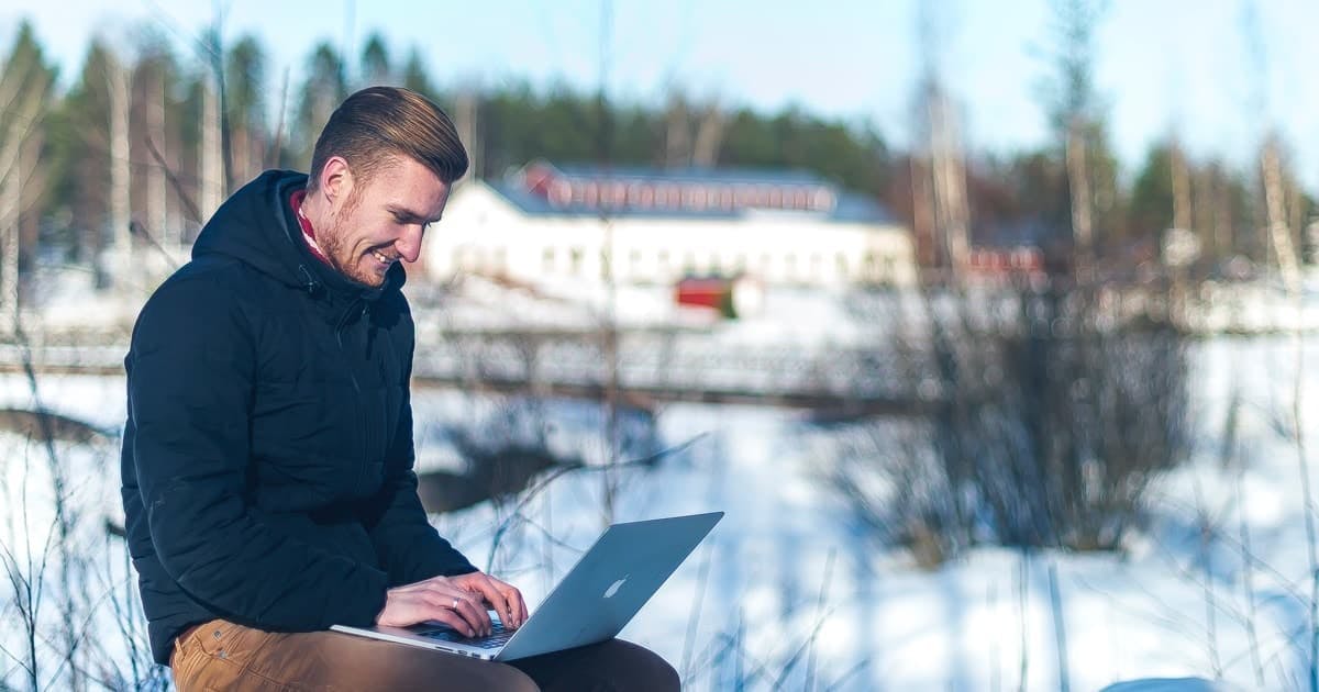 Collega Tim aan het werk in Finland toen hij op bezoek was bij zijn vriendin