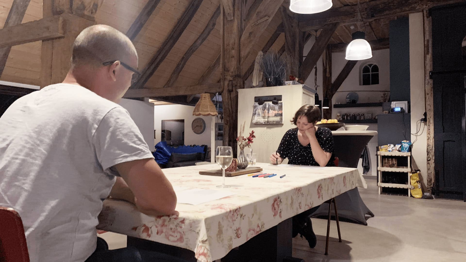 Collega's werken aan tafel